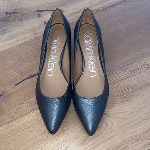 CALVIN KLEIN Kitten Pump Heels Pewter Leather Size 8 women’s